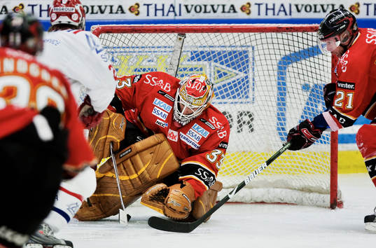 Mattias Modig, målvakt, Luleå, är nära att släppa in