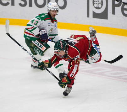 17-årige Carl Klingberg hakas av Martin Strbak