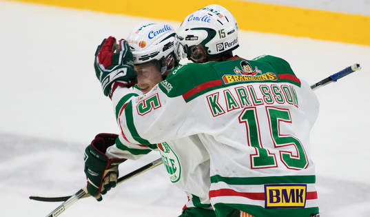 1-0 Cam Abbott, som grattas av Sebastian Karlsson. Jubel
