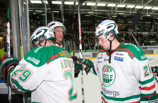 Bra jobbat, lagkapten Kenny Jönsson tackar succébröderna