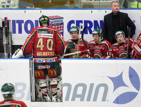 5-0, då kliver Johan Holmqvist, målvakt av, bistra miner