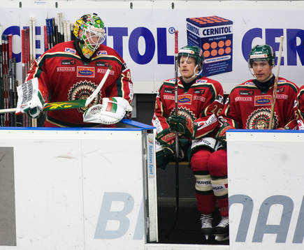5-0, då kliver Johan Holmqvist, målvakt av, bistra miner