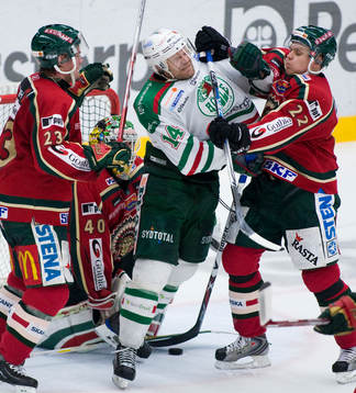 Janne Niskala och Ronnie Sundin trycker till Mikael Gath