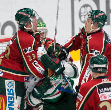 Janne Niskala och Ronnie Sundin trycker till Mikael Gath