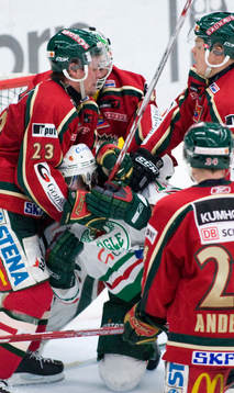 Janne Niskala och Ronnie Sundin trycker till Mikael Gath