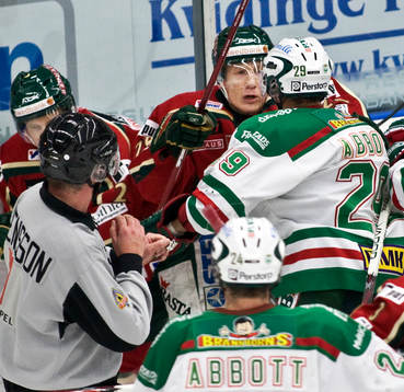 Niklas Andersson, Frölunda, har hamnat i bråk