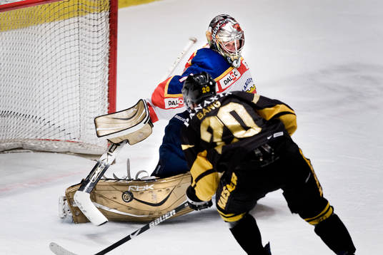 Pär Åkerström, målvakt Mariestad sträcker sig