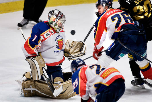 Pär Åkerström, målvakt Mariestad fångar upp pucken