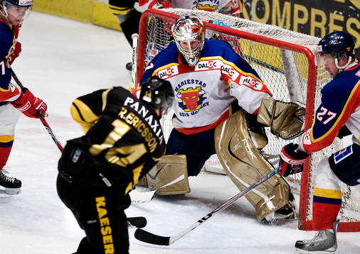 Rasmus Ericsson, AIK skjuter på Pär Åkerström, målvakt