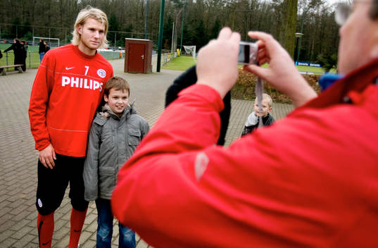Nyförvärvet Ola Toivonen fotograferas med supporter