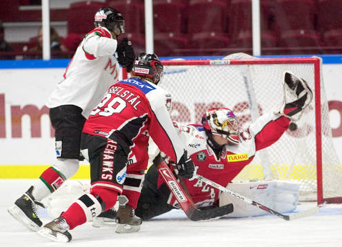 Henrik Karlsson, målvakt, Malmö, släpper in 1:0 till Mora