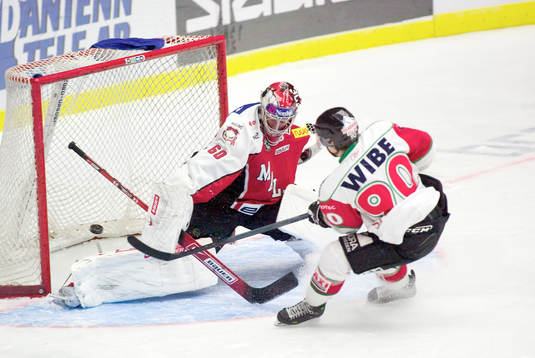 Lucas Sandström, Mora, framför Henrik Karlsson, målvakt