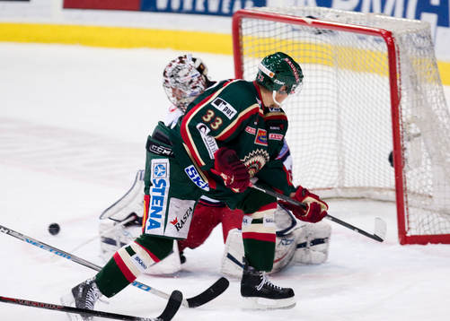 Riku Hahl åt ena hållet och pucken åt andra, Björn