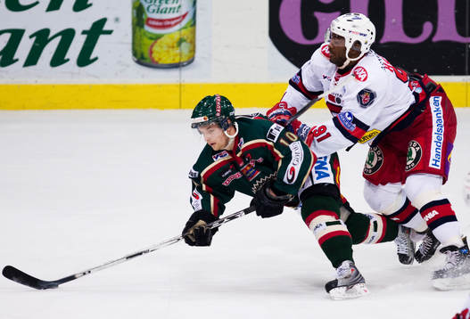Yared Hagos trycker till Fredrik Pettersson