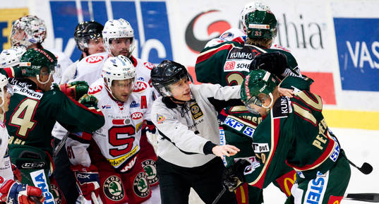 Heta känslor, domaren motar bort Fredrik Pettersson.