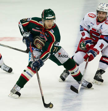 Tomi Kallio skojar med Daniel Ljungqvist