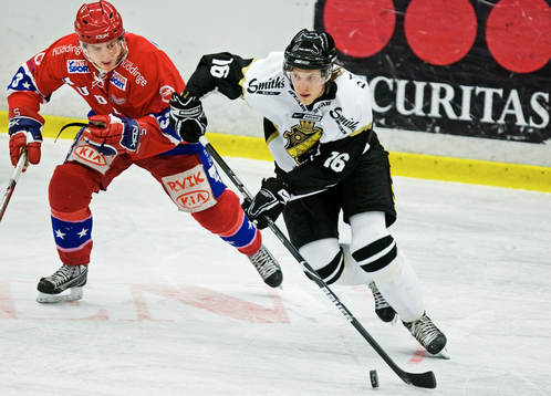Johan Ryno, AIK, åker förbi Tobias Tschöp, Huddinge