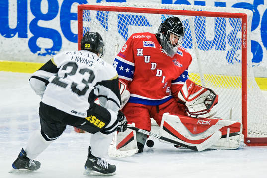 Jonas Liwing, AIK, gör 0-2 bakom Marcus Norén, målvakt,
