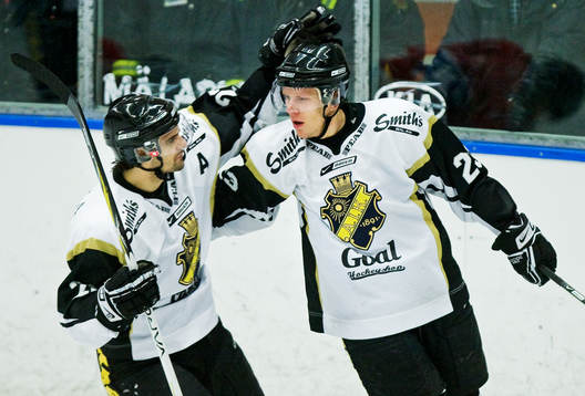 Mattias Beck gratulerar Jonas Liwing, AIK, jubel