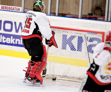 Sebastian Jonsson, Målvakt Almtuna plockar ut 1-0 pucken