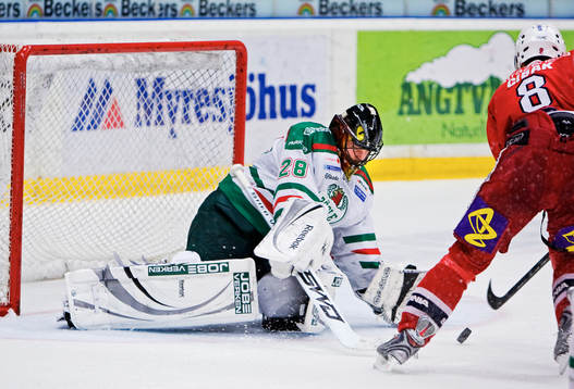 Martin Cibak, Södertälje, gör 3-1 bakom Jürgen Penker,