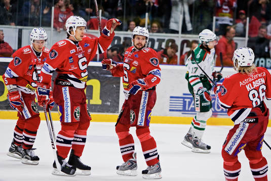 Martin Cibak, Södertälje, gratuleras till sitt andra mål