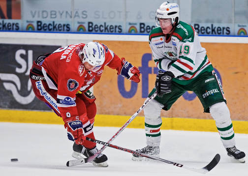 Kenny Jönsson, Rögle, slår en tunnel på Topi Jaakola,