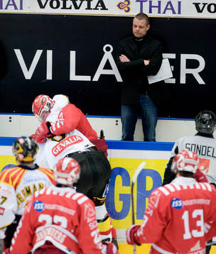 Niklas Czarnecki, Tränare tittar på när Kyle Wanvig,