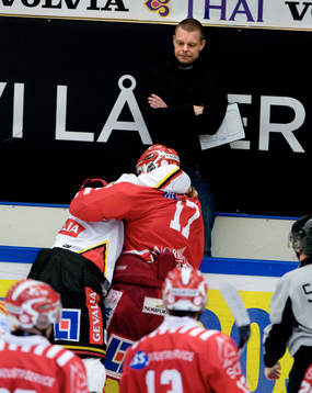 Niklas Czarnecki, Tränare tittar på när Kyle Wanvig,