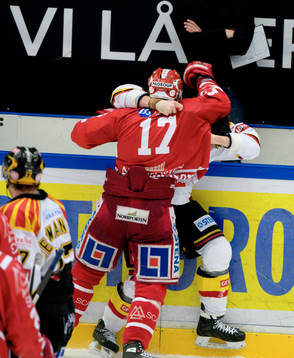 Kyle Wanvig, Brynäs slåss med Johan Andersson, Timrå.