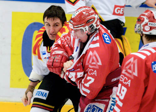 Kyle Wanvig, Brynäs slåss med Johan Andersson, Timrå.