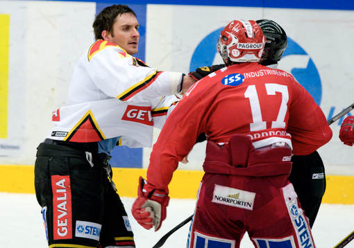 Kyle Wanvig, Brynäs slåss med Johan Andersson, Timrå.