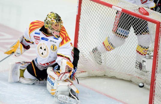 Jakob Markström, Målvakt, släpper in puck