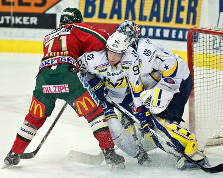 Teemu Laine, Stefan Liv, målvakt, HV71. Tomi Kallio,