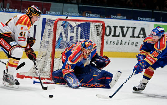 Daniel Widing, Brynäs, klarar inte av att sätta pucken