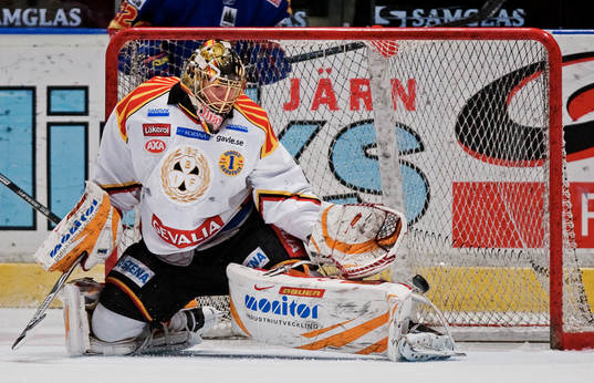 Jacob Markström, målvakt, tappar pucken vilket leder till