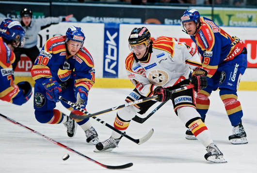 Daniel Widing, Brynäs, åker igenom Djurgårdens försvar