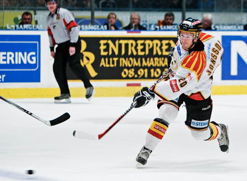 Lars Jonsson, Brynäs, skjuter mot mål