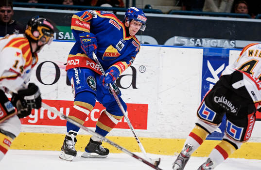 Niklas Anger, Djurgården, passar pucken