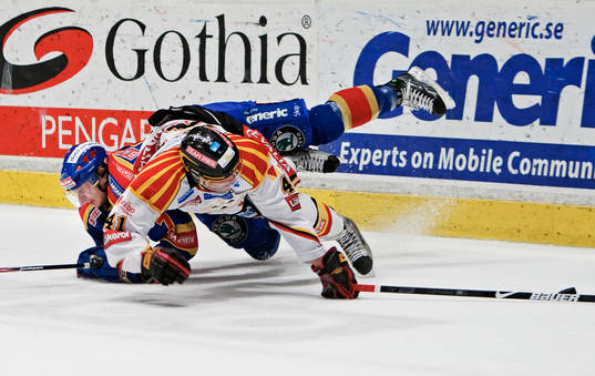 Andreas Holmqvist, Djurgården, kämpar mot Daniel Widing,