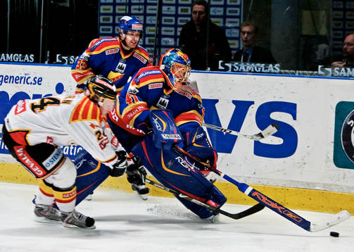 Gustaf Wesslau, målvakt, Djurgården, rensar undan pucken