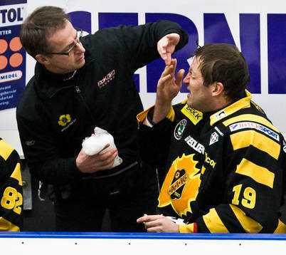 Mikael Renberg, har åkt på en smäll, skada