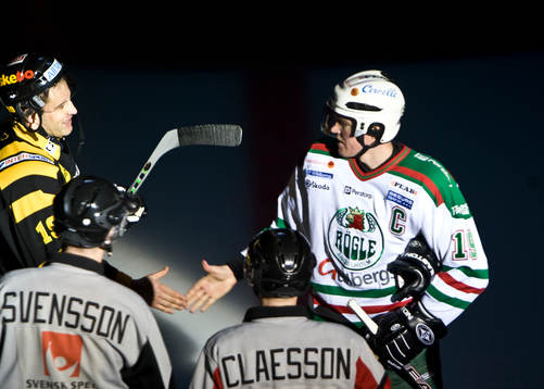 Kenny Jönsson, Rögle hälsar på Mikael Renberg,