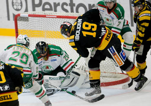 Mikael Renberg framme och oroar Jürgen Penker, målvakt,