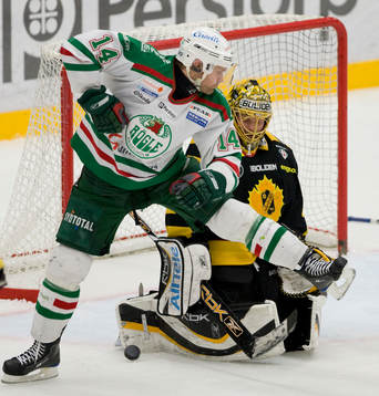Mikael Gath hoppar och försöker få in pucken bakom