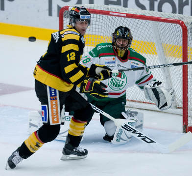 Kent McDonell framme vid Jürgen Penker, men pucken går