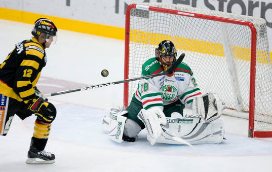 Kent McDonell framme vid Jürgen Penker, men pucken går