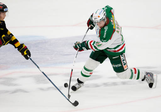 Cam Abbott stoppas av en Skellefteå-klubba