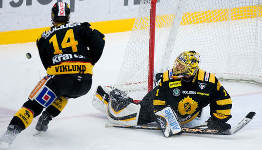 Tobias Viklund hjälper Andreas Hadelöv, målvakt, att