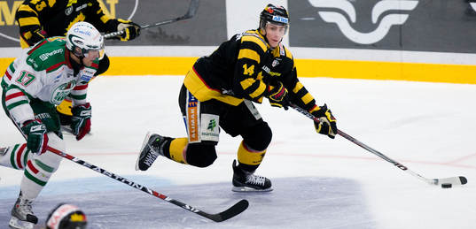 Tobias Viklund håller undan för Mathias Tjärnqvist